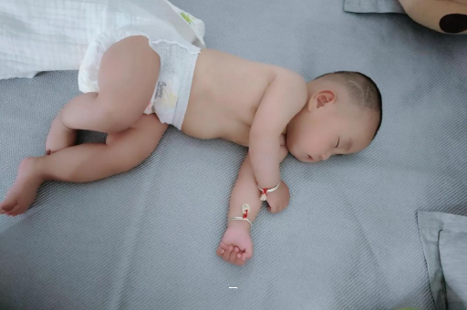 资兴宝宝脸上有白色斑块 资兴宝宝脸上有白色斑块